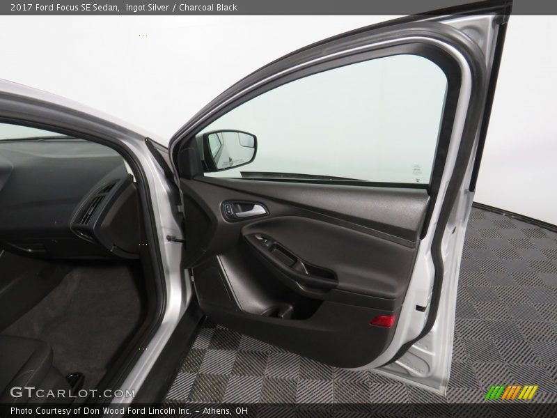 Ingot Silver / Charcoal Black 2017 Ford Focus SE Sedan