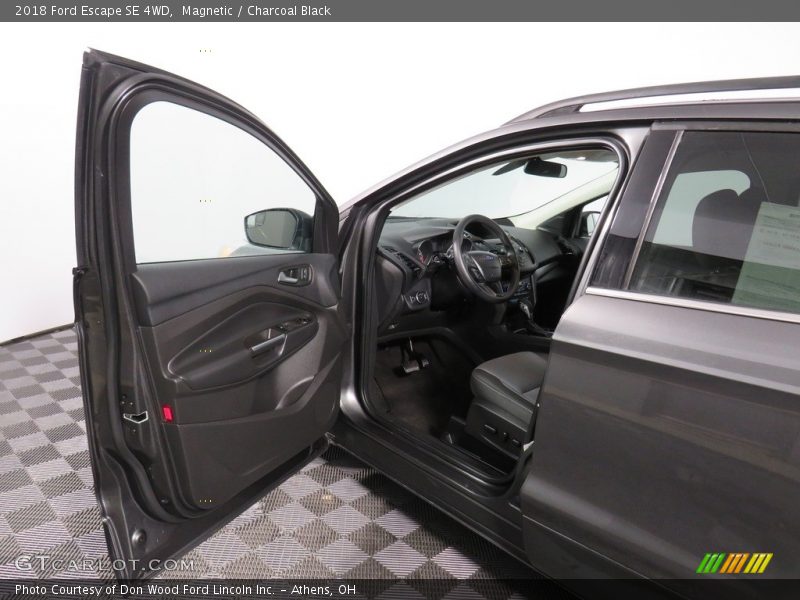 Magnetic / Charcoal Black 2018 Ford Escape SE 4WD