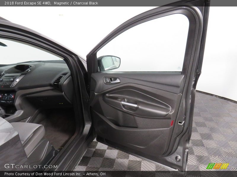 Magnetic / Charcoal Black 2018 Ford Escape SE 4WD