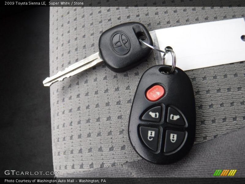 Super White / Stone 2009 Toyota Sienna LE