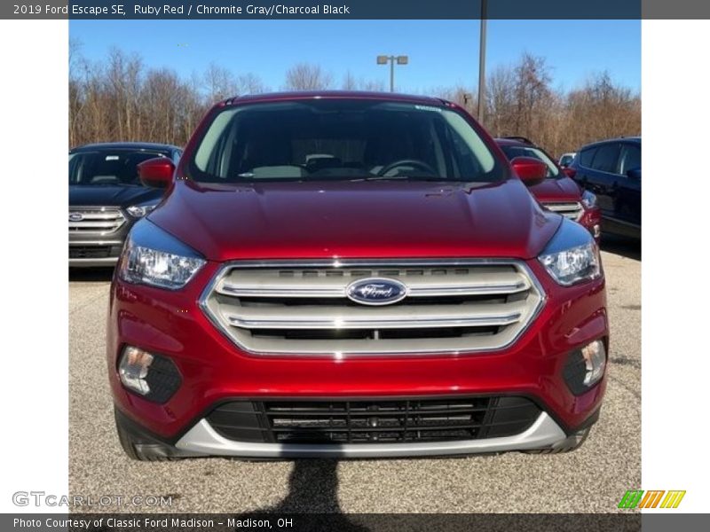 Ruby Red / Chromite Gray/Charcoal Black 2019 Ford Escape SE