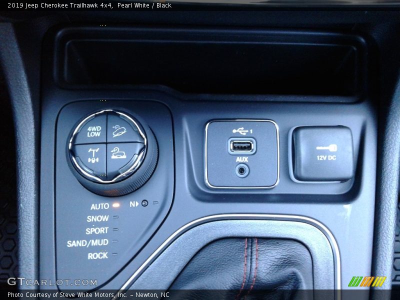 Pearl White / Black 2019 Jeep Cherokee Trailhawk 4x4