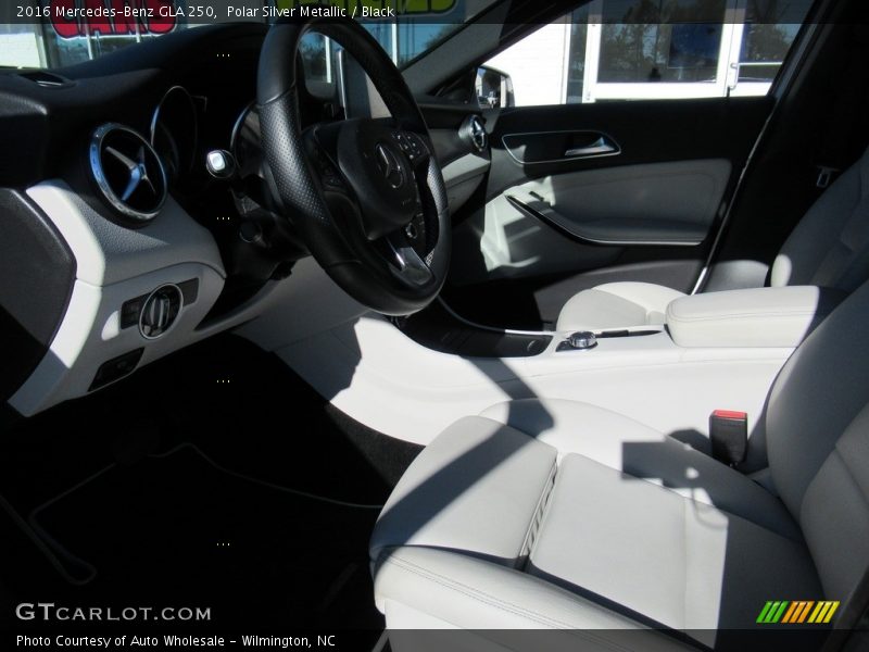 Polar Silver Metallic / Black 2016 Mercedes-Benz GLA 250