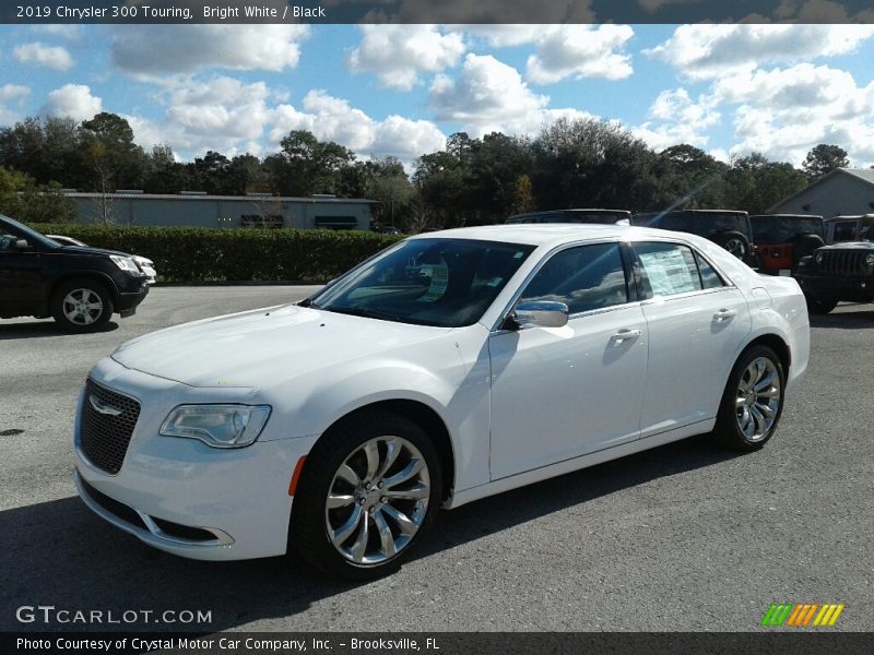 Bright White / Black 2019 Chrysler 300 Touring
