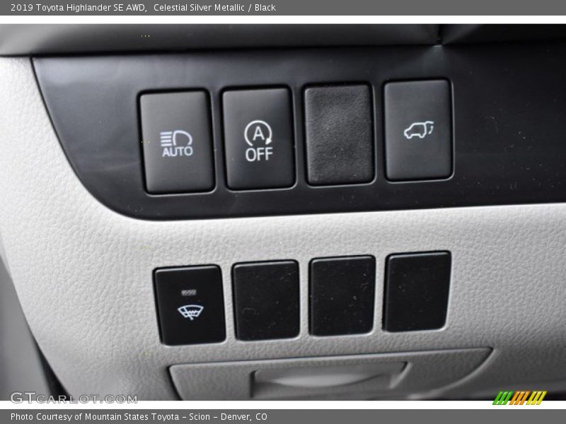 Celestial Silver Metallic / Black 2019 Toyota Highlander SE AWD