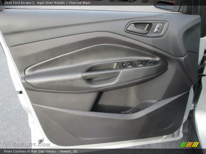 Ingot Silver Metallic / Charcoal Black 2016 Ford Escape S
