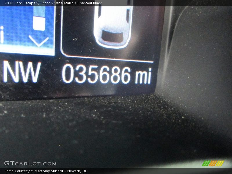Ingot Silver Metallic / Charcoal Black 2016 Ford Escape S