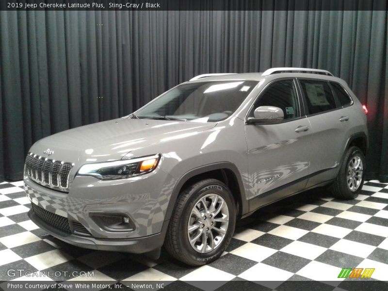Front 3/4 View of 2019 Cherokee Latitude Plus