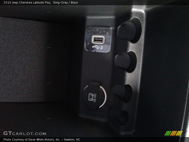 Sting-Gray / Black 2019 Jeep Cherokee Latitude Plus