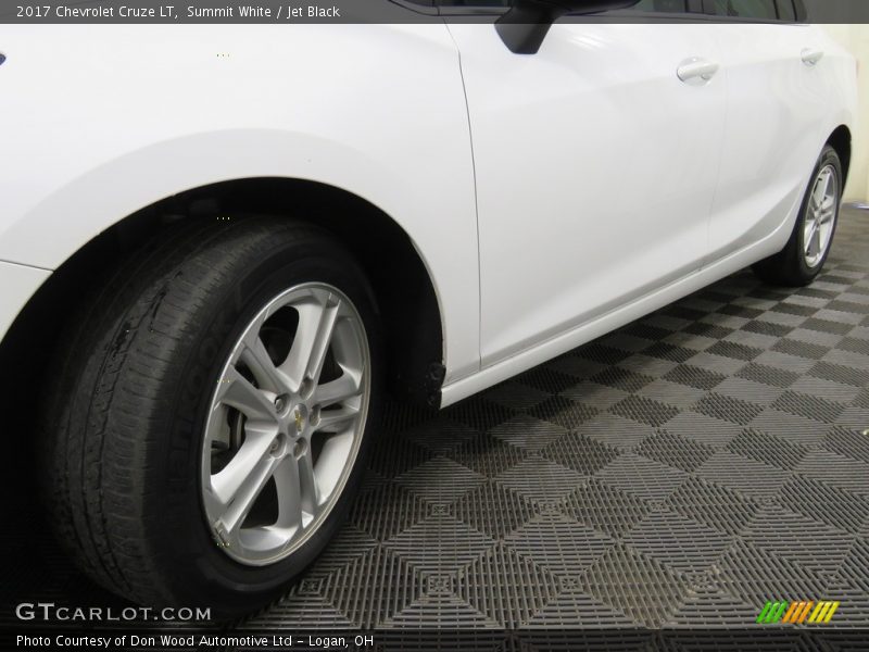 Summit White / Jet Black 2017 Chevrolet Cruze LT