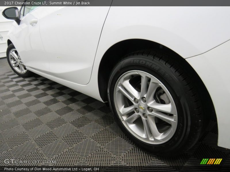 Summit White / Jet Black 2017 Chevrolet Cruze LT
