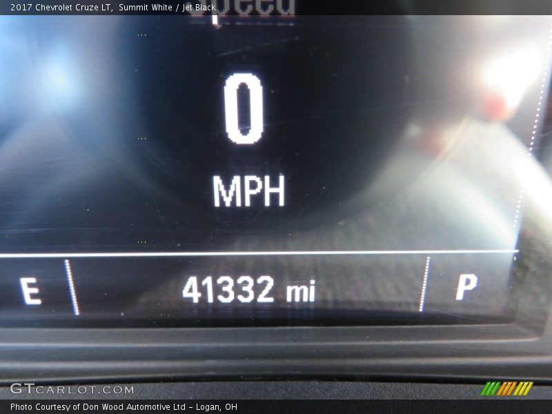Summit White / Jet Black 2017 Chevrolet Cruze LT