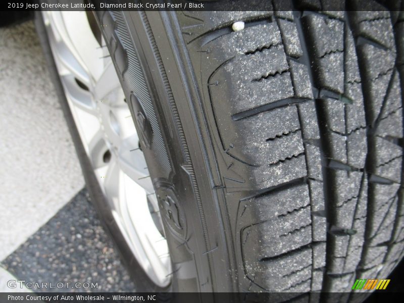 Diamond Black Crystal Pearl / Black 2019 Jeep Cherokee Latitude