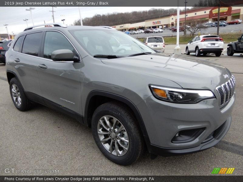 Front 3/4 View of 2019 Cherokee Latitude Plus 4x4