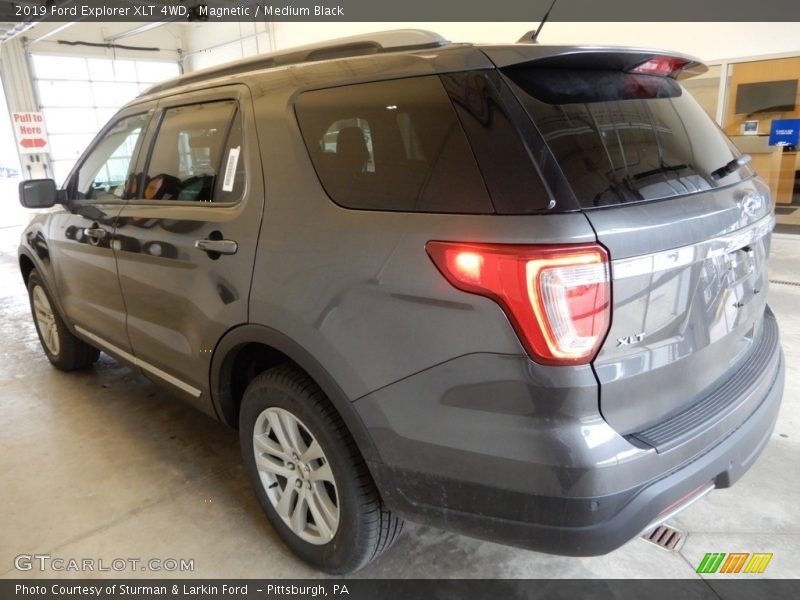 Magnetic / Medium Black 2019 Ford Explorer XLT 4WD