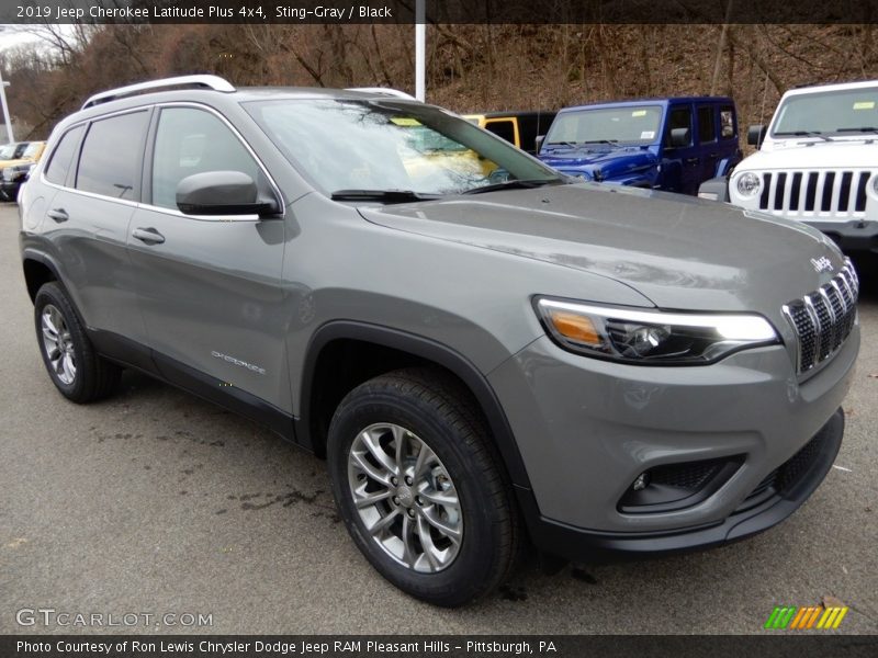 Front 3/4 View of 2019 Cherokee Latitude Plus 4x4