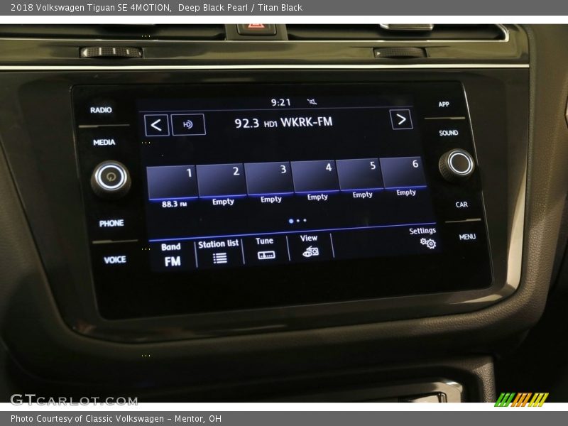 Deep Black Pearl / Titan Black 2018 Volkswagen Tiguan SE 4MOTION