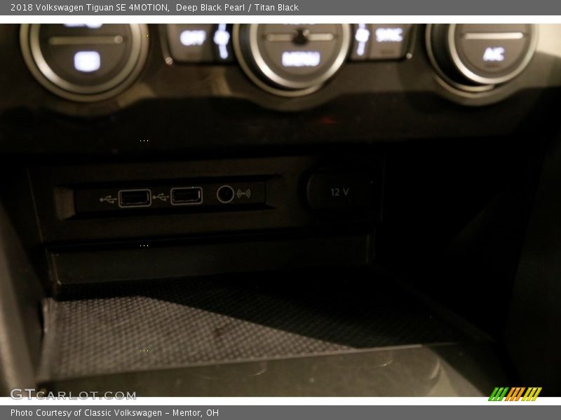 Deep Black Pearl / Titan Black 2018 Volkswagen Tiguan SE 4MOTION