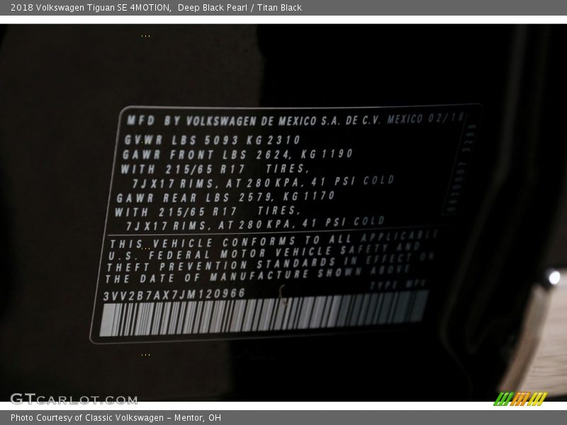 Deep Black Pearl / Titan Black 2018 Volkswagen Tiguan SE 4MOTION