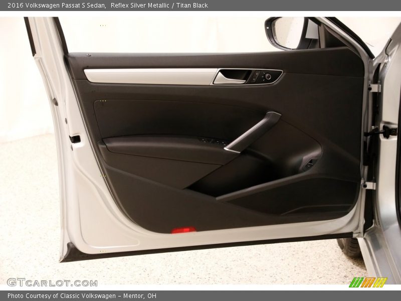 Reflex Silver Metallic / Titan Black 2016 Volkswagen Passat S Sedan