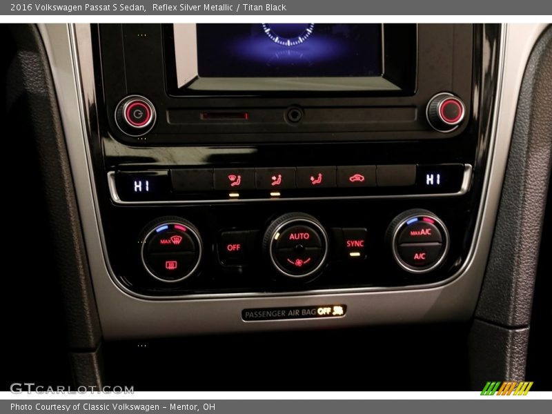 Reflex Silver Metallic / Titan Black 2016 Volkswagen Passat S Sedan