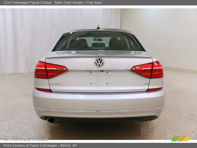 Reflex Silver Metallic / Titan Black 2016 Volkswagen Passat S Sedan