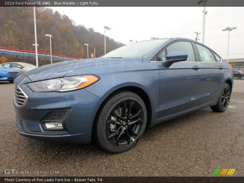 Front 3/4 View of 2019 Fusion SE AWD