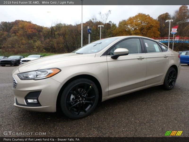 Front 3/4 View of 2019 Fusion SE AWD