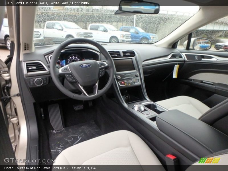  2019 Fusion SE AWD Light Putty Interior