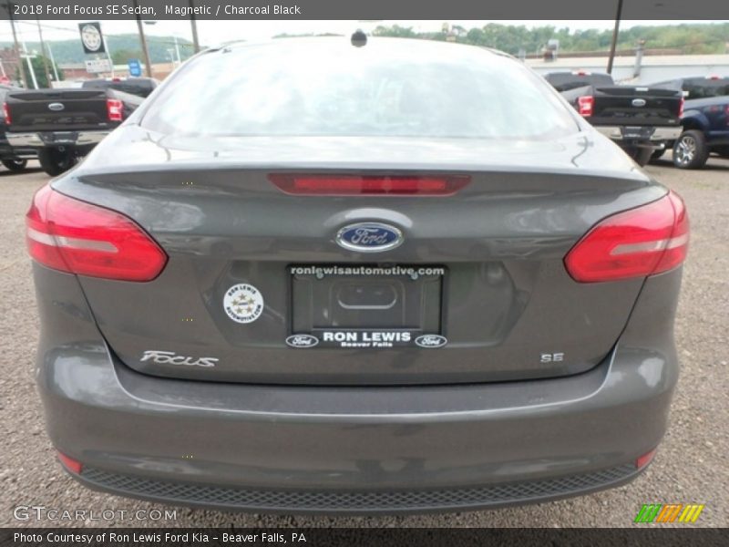 Magnetic / Charcoal Black 2018 Ford Focus SE Sedan