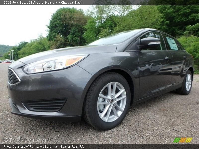 Magnetic / Charcoal Black 2018 Ford Focus SE Sedan