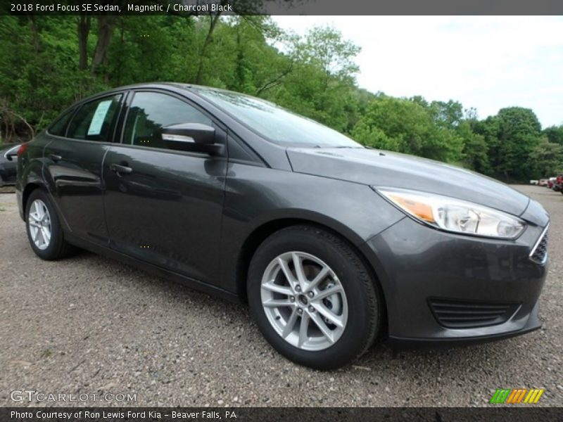 Magnetic / Charcoal Black 2018 Ford Focus SE Sedan