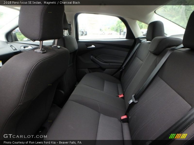 Magnetic / Charcoal Black 2018 Ford Focus SE Sedan