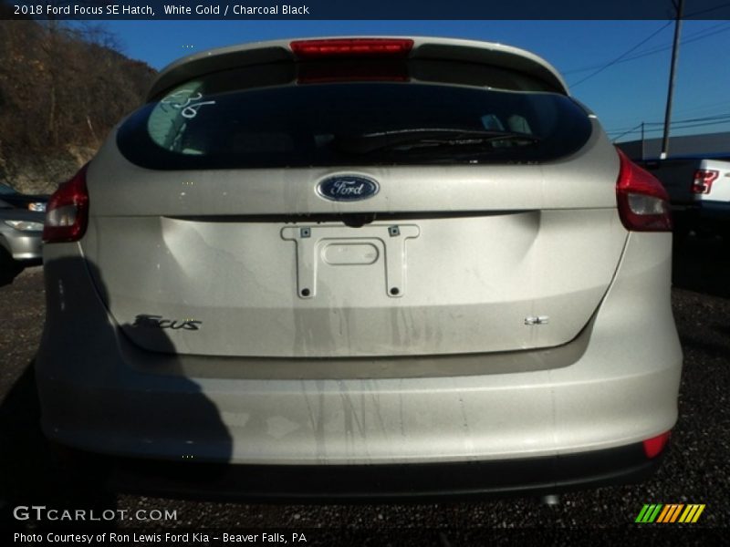 White Gold / Charcoal Black 2018 Ford Focus SE Hatch