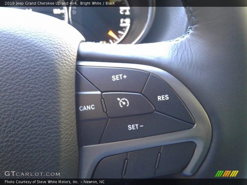 Bright White / Black 2019 Jeep Grand Cherokee Upland 4x4