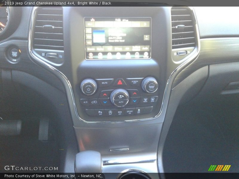 Bright White / Black 2019 Jeep Grand Cherokee Upland 4x4