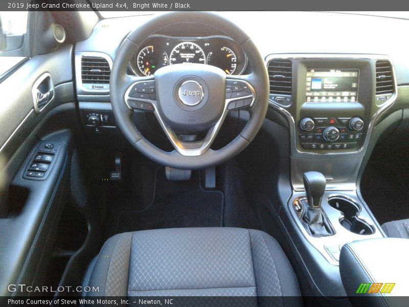 Bright White / Black 2019 Jeep Grand Cherokee Upland 4x4