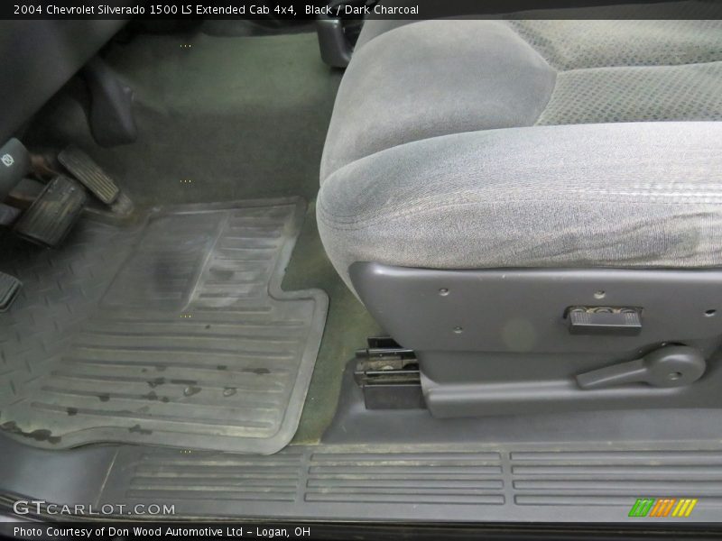 Black / Dark Charcoal 2004 Chevrolet Silverado 1500 LS Extended Cab 4x4