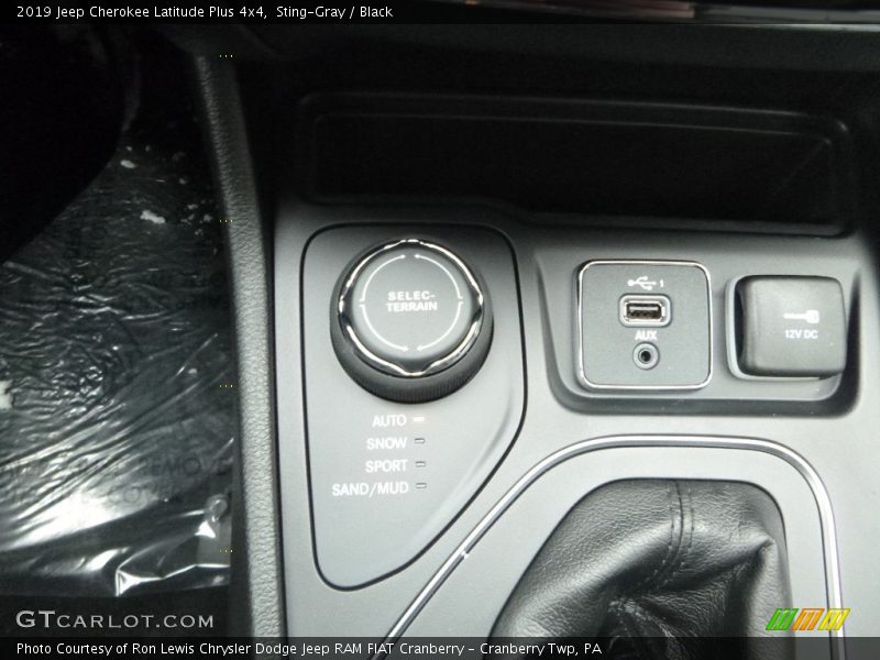 Sting-Gray / Black 2019 Jeep Cherokee Latitude Plus 4x4