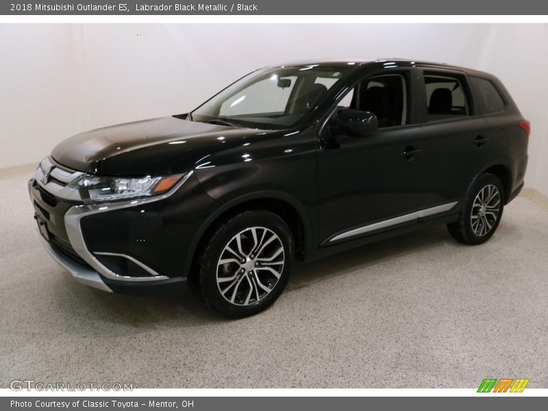 Front 3/4 View of 2018 Outlander ES