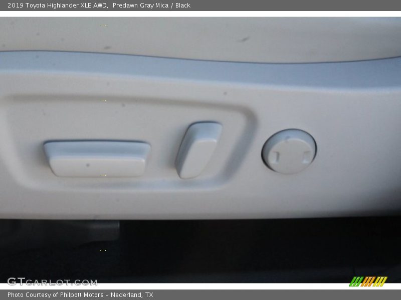 Predawn Gray Mica / Black 2019 Toyota Highlander XLE AWD