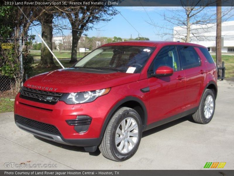 Front 3/4 View of 2019 Discovery Sport SE