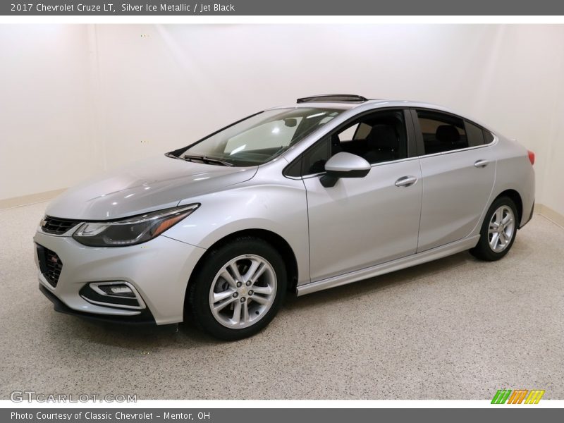 Silver Ice Metallic / Jet Black 2017 Chevrolet Cruze LT