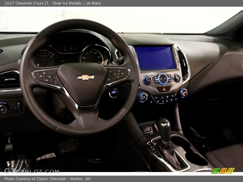 Silver Ice Metallic / Jet Black 2017 Chevrolet Cruze LT
