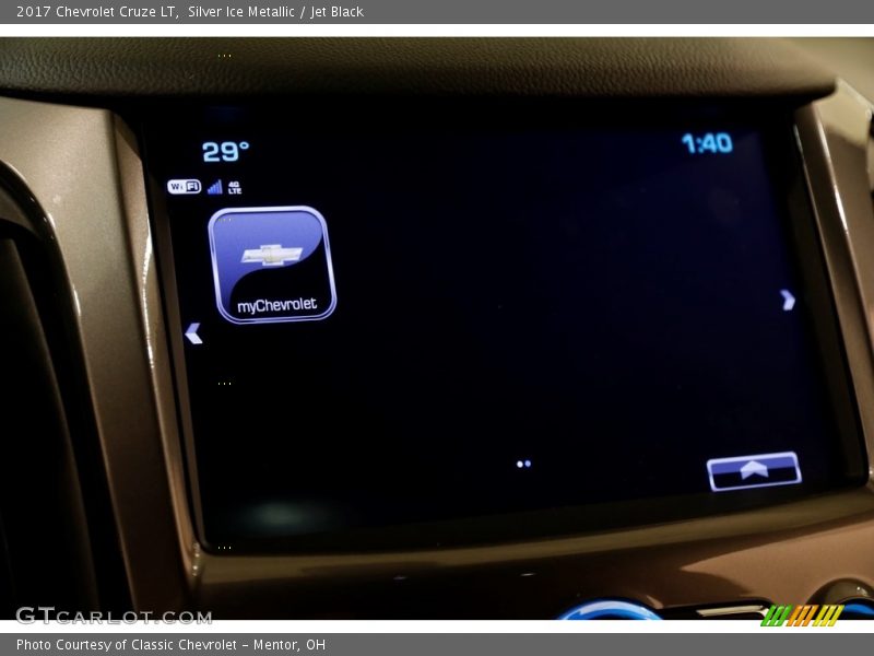 Silver Ice Metallic / Jet Black 2017 Chevrolet Cruze LT
