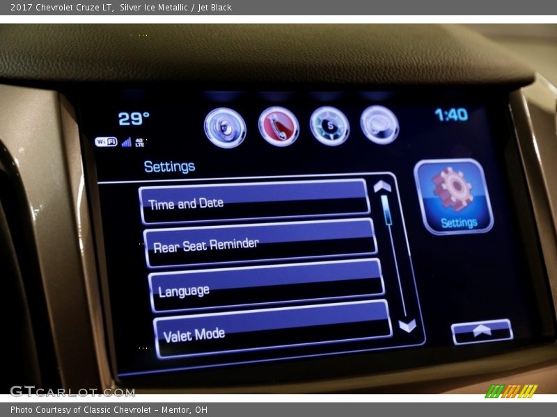 Silver Ice Metallic / Jet Black 2017 Chevrolet Cruze LT