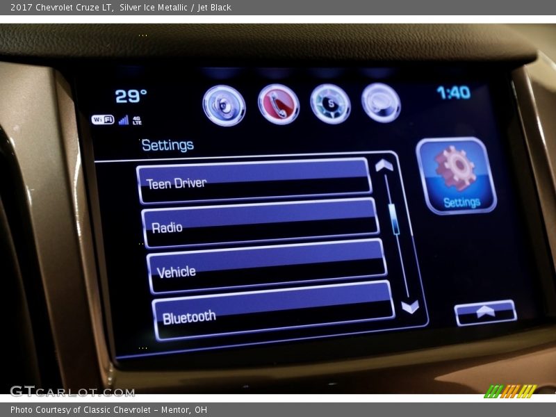 Silver Ice Metallic / Jet Black 2017 Chevrolet Cruze LT