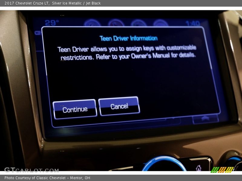 Silver Ice Metallic / Jet Black 2017 Chevrolet Cruze LT