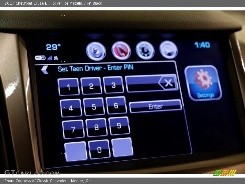 Silver Ice Metallic / Jet Black 2017 Chevrolet Cruze LT