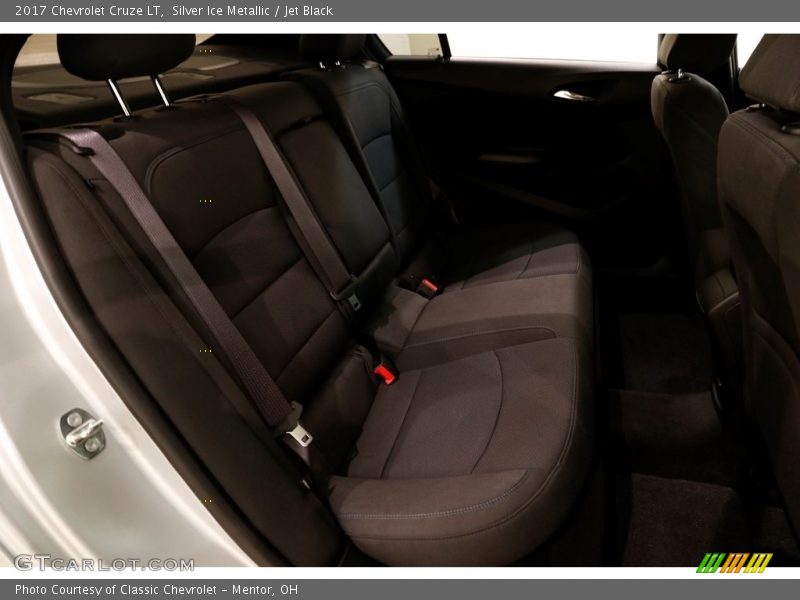 Silver Ice Metallic / Jet Black 2017 Chevrolet Cruze LT
